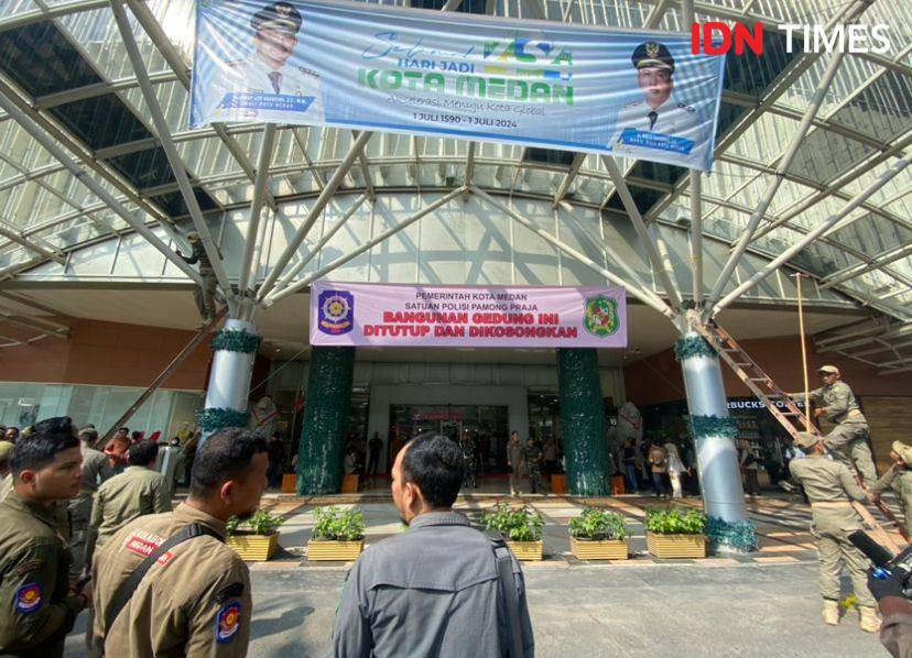 Pemko Medan melakukan pemasangan spanduk di mal Centre Point (IDN Times/Indah Permata Sari)