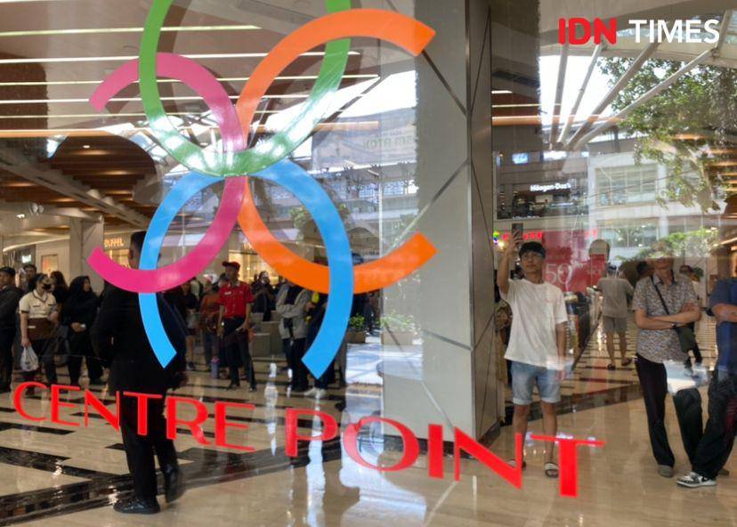 Pemko Medan melakukan pemasangan spanduk di mal Centre Point (IDN Times/Indah Permata Sari)