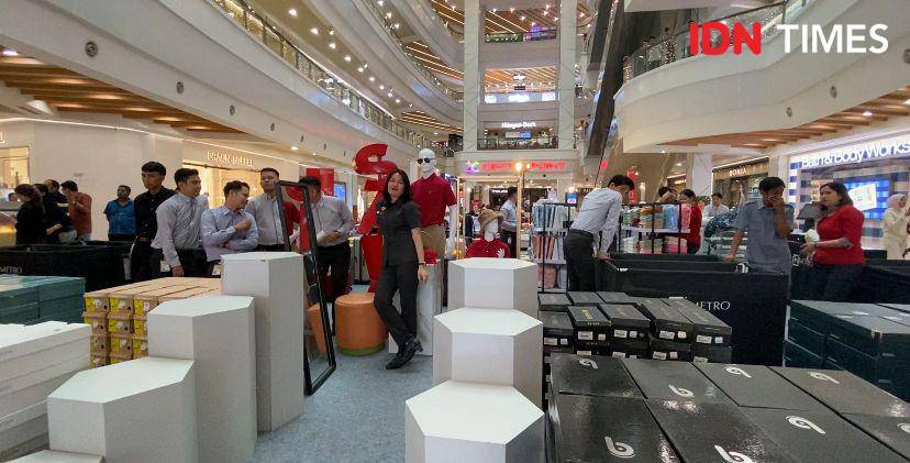 Suasana di dalam mal Centre Point (IDN Times/Indah Permata Sari)