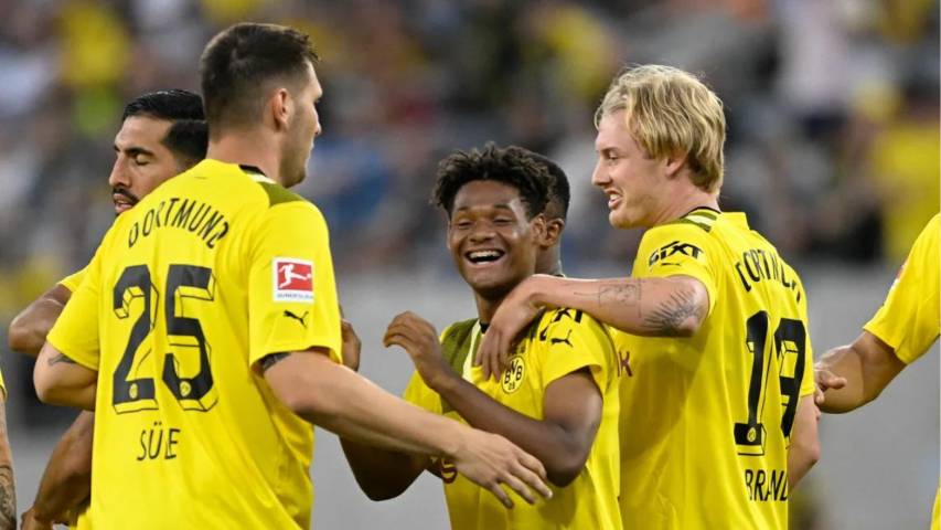 Julien Duranville (tengah) (bundesliga.com)