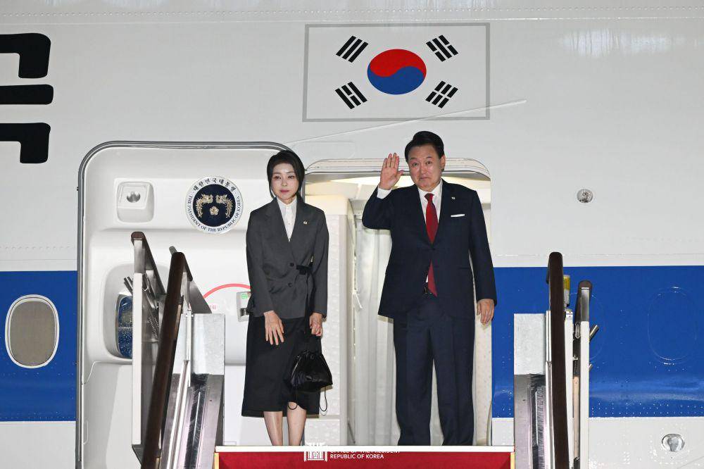 Presiden Korea Selatan Yoon Suk Yeol (kanan) bersama ibu negara, Kim Keon Hee. (dok. Kantor Kepresidenan Korea Selatan/eng.president.go.kr)