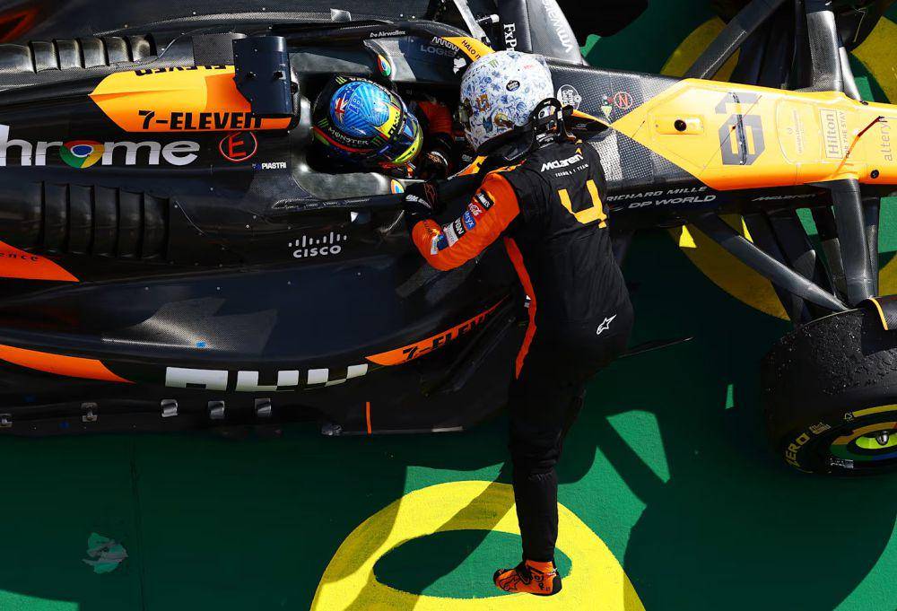 Lando Norris menghampiri Oscar Piastri setelah balapan GP Hungaria 2024. (formula1.com)