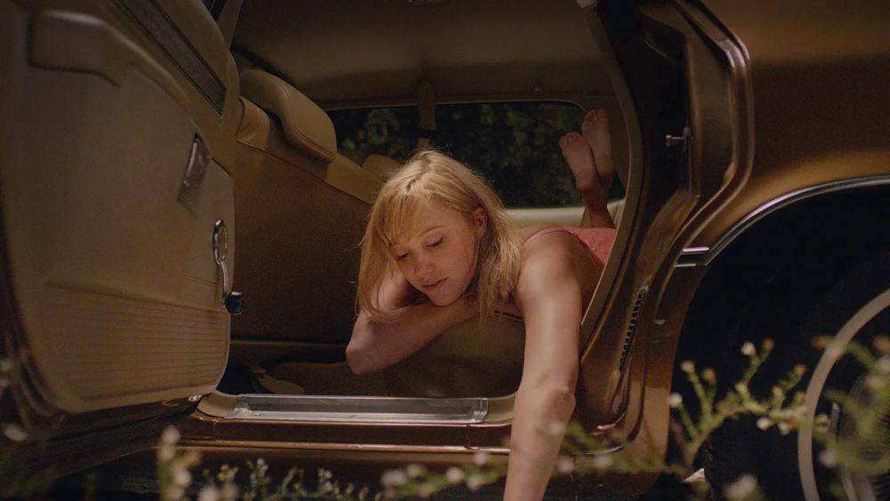Maika Monroe dalam film It Follows. (dok. Radius-TWC/It Follows)