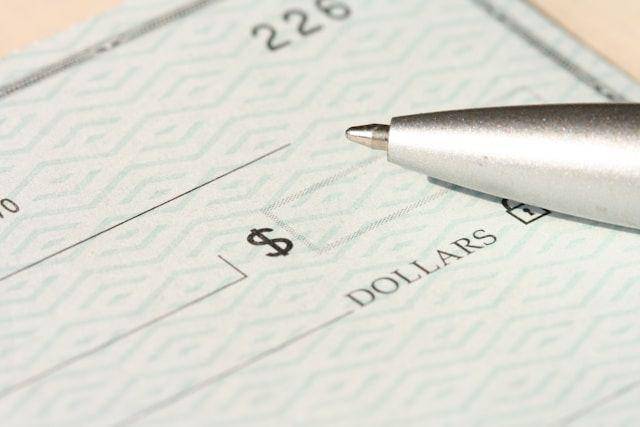 ilustrasi mengisi formulir wire transfer (Unsplash.com/Money Knack)