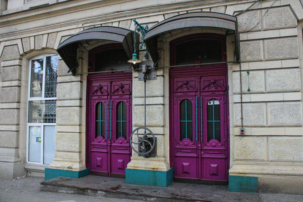 ilustrasi pintu rumah (unsplash.com/Nadiia Ganzhyi)