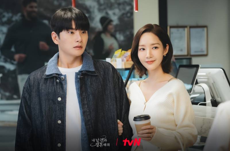 Lee Yi Kyung dan Park Min Young di drama Marry My Husband (Dok. tvN/Marry My Husband)