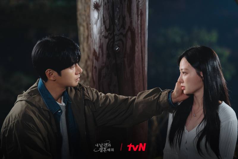 Lee Yi Kyung dan Song Ha Yoon di drama Marry My Husband (Dok. tvN/Marry My Husband)