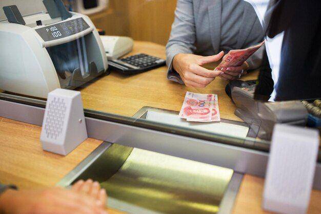 ilustrasi melakukan wire transfer di teller bank (Freepik.com/syda_productions)