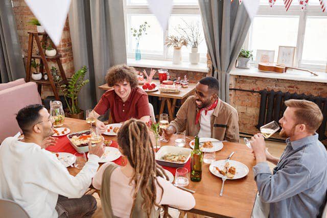 ilustrasi makan bersama (pexels.com/Cedric Fauntleroy)