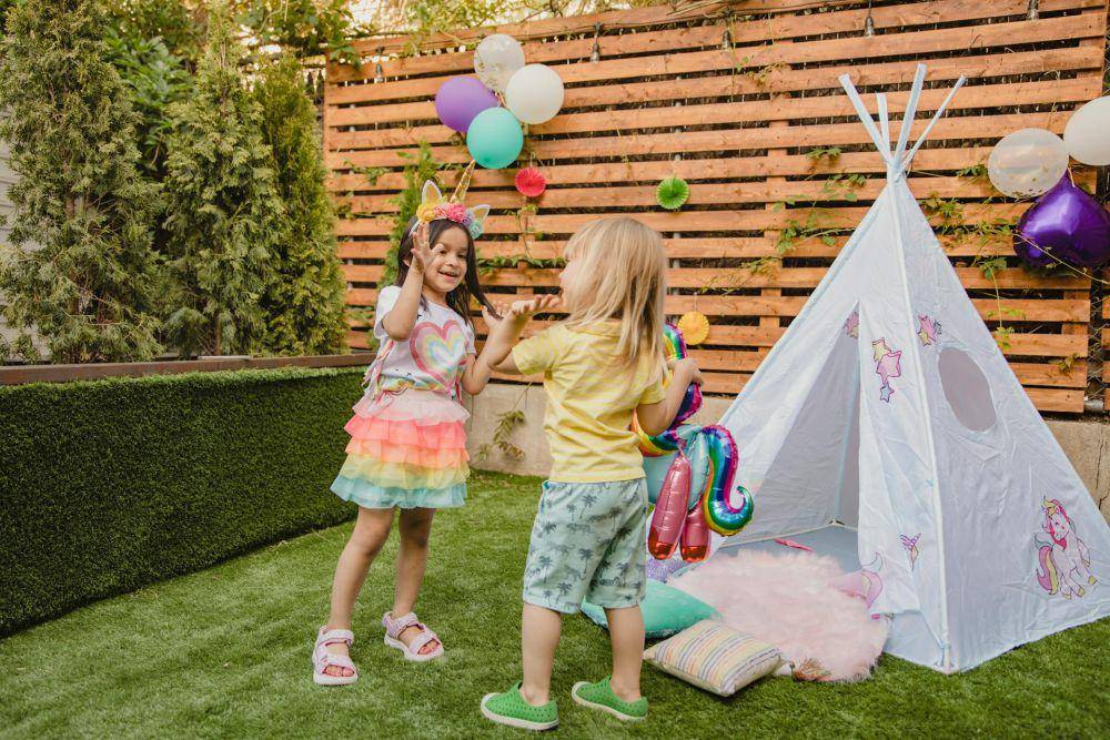 ilustrasi anak-anak bermain di tenda (pexels.com/RDNE Stock project)