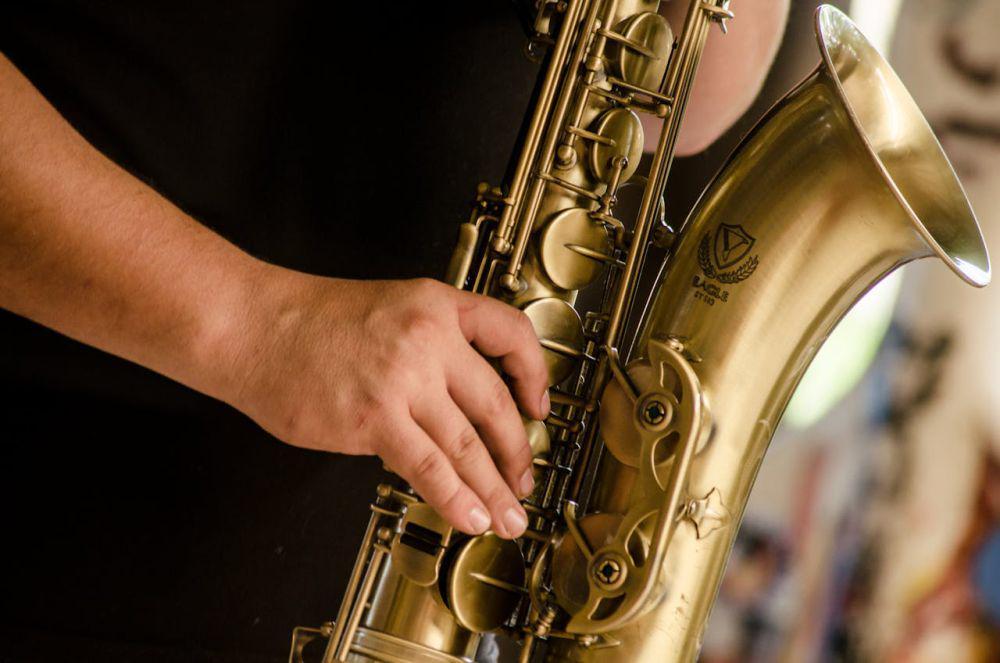 ilustrasi pemain saxophone (pexels.com/Ruca Souza)