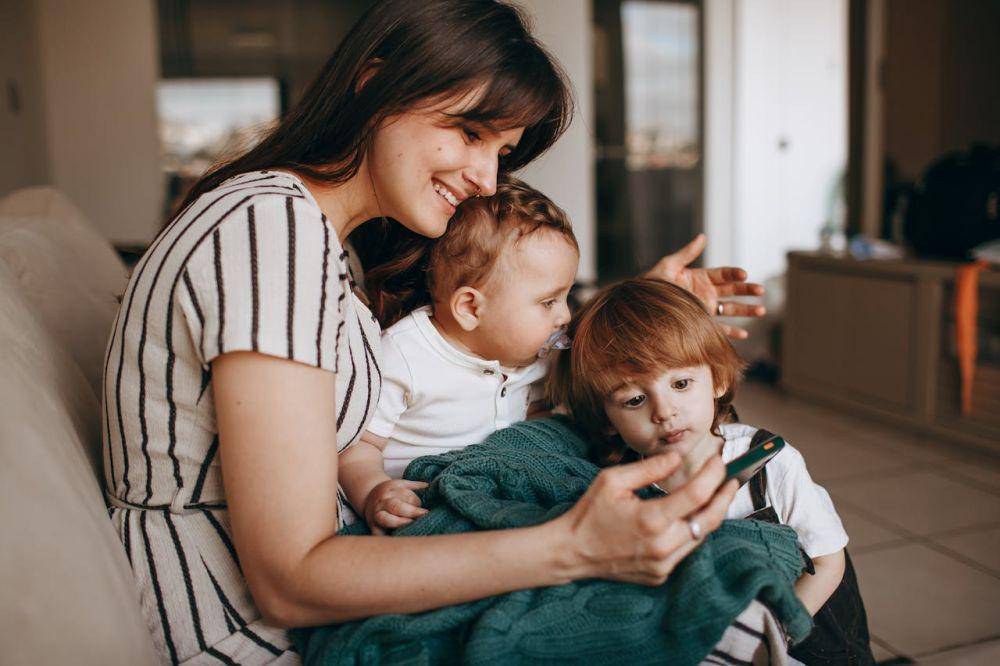 Ilustrasi ibu dan anak (pexels.com/Helena Lopes)
