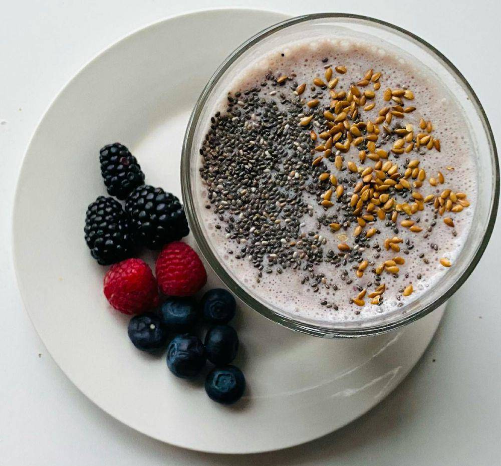 ilustrasi flaxseed sebagai topping smoothie bowl (pexels.com/Zi’s Food&NatureArt)