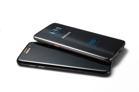 Dua unit Samsung Galaxy S7 Edge edisi khusus Olimpiade Rio 2016 berwarna hitam dengan logo Olimpiade di bagian belakang.