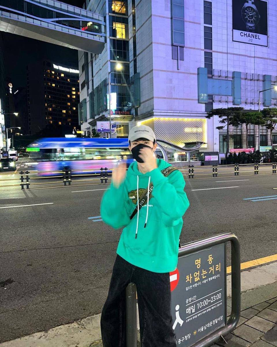 hoodie ala Zee Pruk (instagram.com/zeepruk)