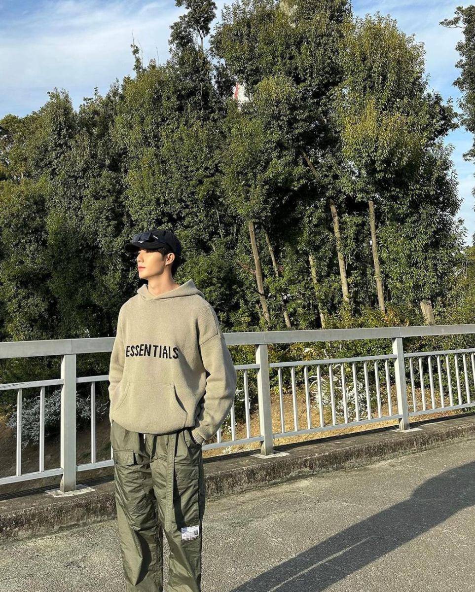 hoodie ala Zee Pruk (instagram.com/zeepruk)