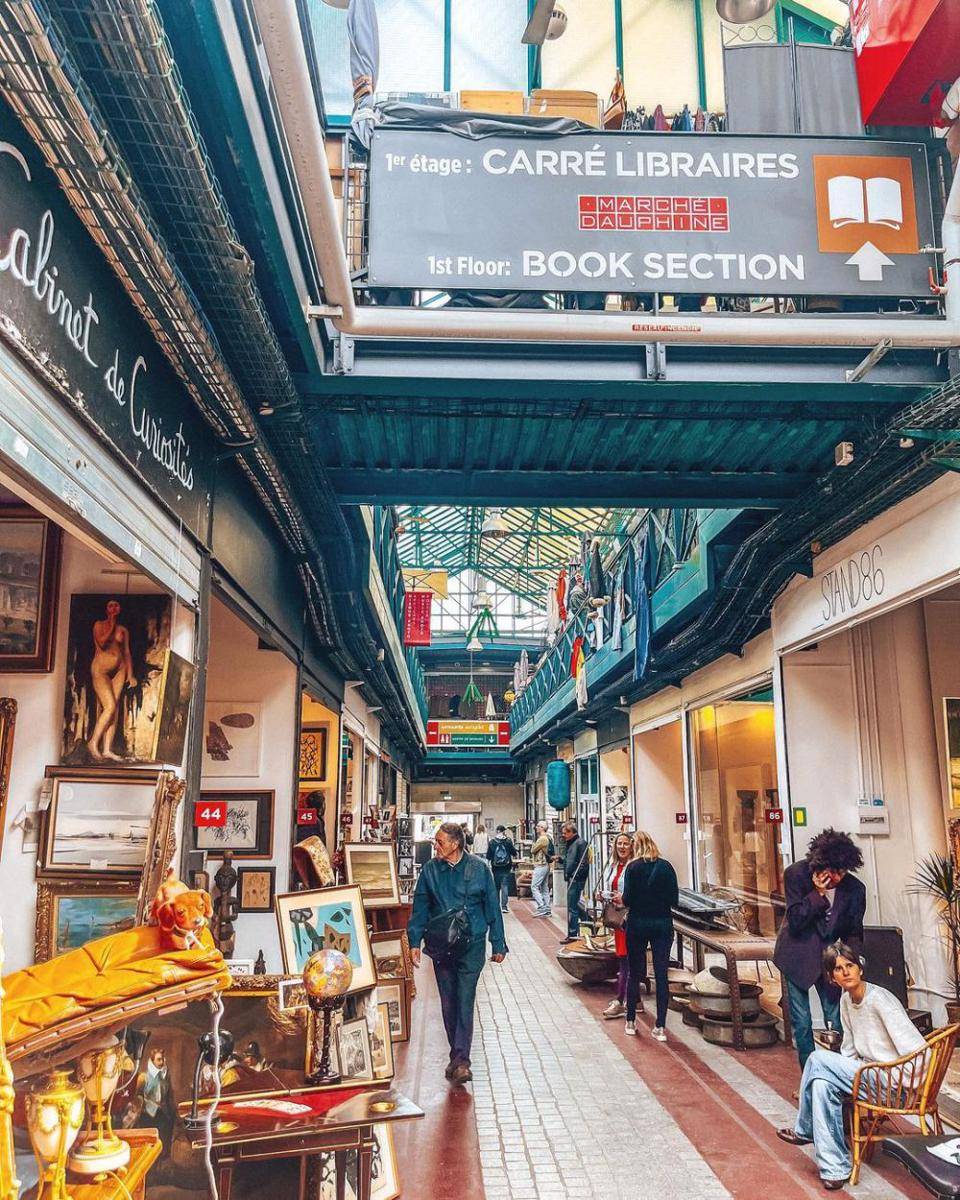 Saint-Ouen Flea Market, Paris-Prancis (instagram.com/randomlibrarians)
