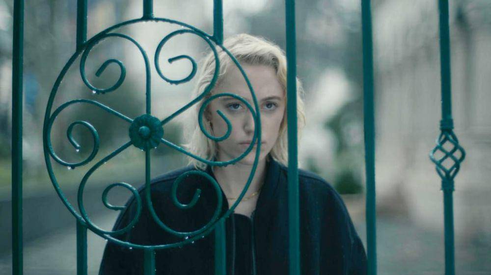 Maika Monroe dalam film Watcher. (dok. IFC Midnight/Watcher)
