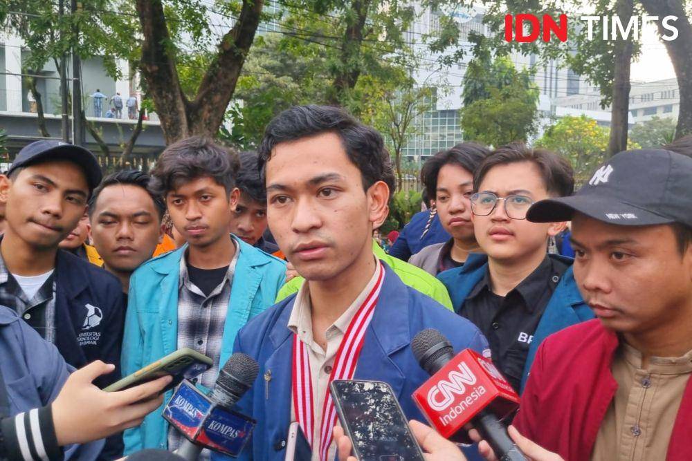Koordinator Pusat BEM SI, Herianto saat berunjuk rasa, bahas soal "Jokowi Perusak Demokrasi" pada Senin (22/7/2024). (IDN Times/Ilman Nafi'an)