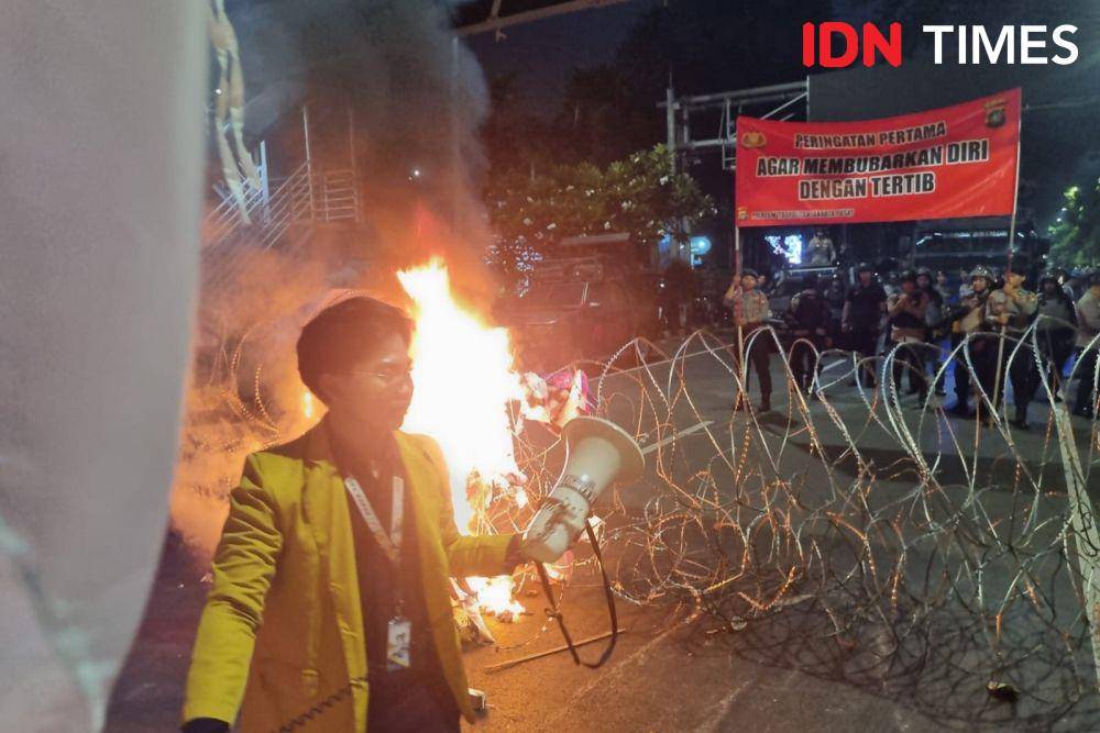 BEM SI dipukul mundur saat berunjuk rasa bahas soal "Jokowi Perusak Demokrasi" pada Senin (22/7/2024). (IDN Times/Ilman Nafi'an)