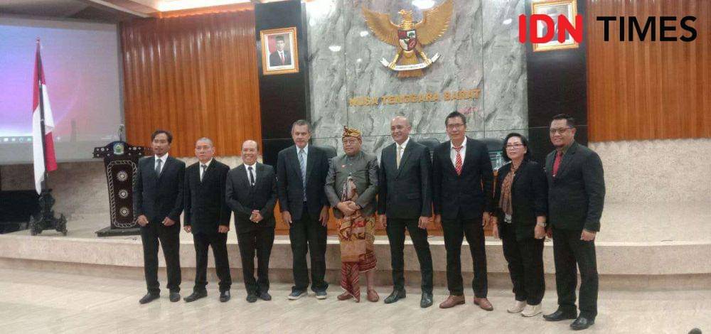 Sembilan pengurus BPPD NTB periode 2024-2027 foto bersama Sekda NTB Lalu Gita Ariadi usai pelantikan di Gedung Sangkareang Kompleks Kantor Gubernur NTB, Senin (22/7/2024). (IDN Times/Muhammad Nasir)