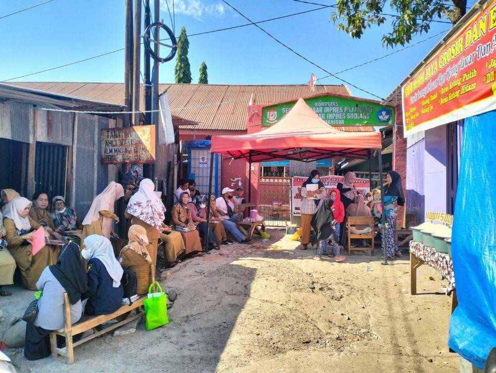 Guru dan siswa menunggu di depan SDN Inpres Pajjaiang, Senin (22/7/2024). (Istimewa)