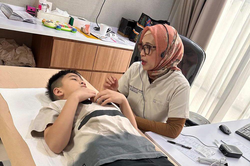 7 Potret Rafathar Periksa Kesehatan ke Dokter, Sakit Amandel!