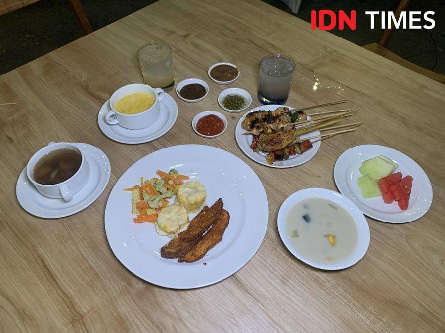 Potret menu Barbeque Grill Night di PALM PARK Hotel and Convention Surabaya (IDN Times/Fasrinisyah Suryaningtyas)