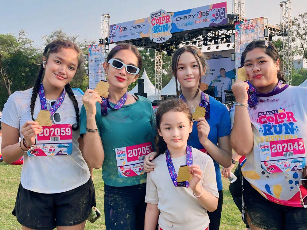 7 Potret Perdana Anak-anak Ussy Sulistiawaty Ikut Lari Maraton, Seru!