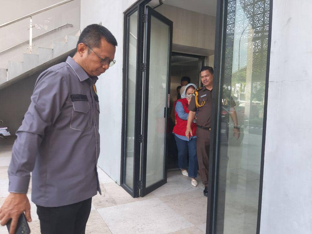 Terpidana Dewi saat digiring menuju gedung utama Kejati Riau (IDN Times/ Fanny Rizano)