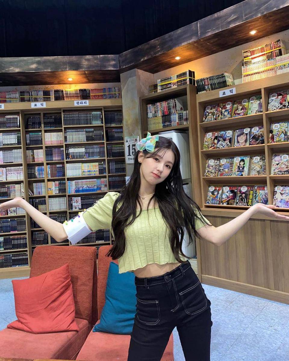 ide mix and match crop top ala miyeon (G)I-DLE (instagram.com/noodle.zip)