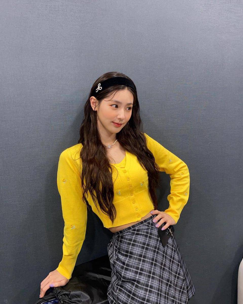 ide mix and match crop top ala miyeon (G)I-DLE (instagram.com/noodle.zip)