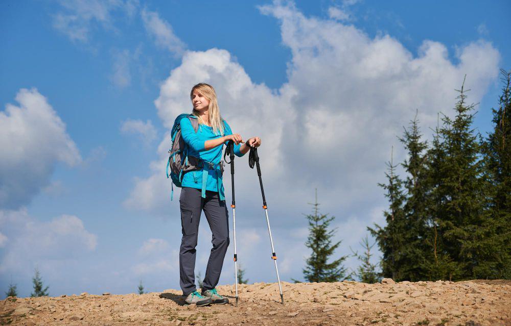 4 Fungsi Trekking Pole saat Mendaki Gunung atau Bertualang di Alam