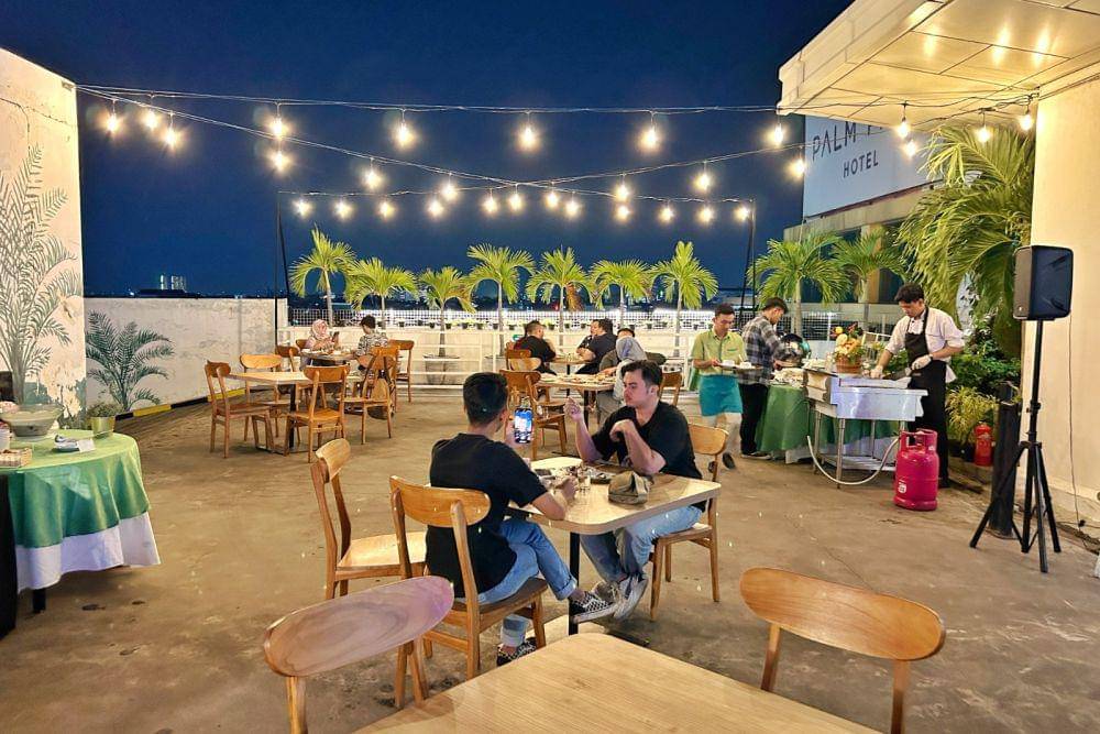 Potret suasana Barbeque Grill Night di Rooftop Garden, Palm Park Hotel Surabaya (dok. PALM PARK Hotel and Convention Surabaya)