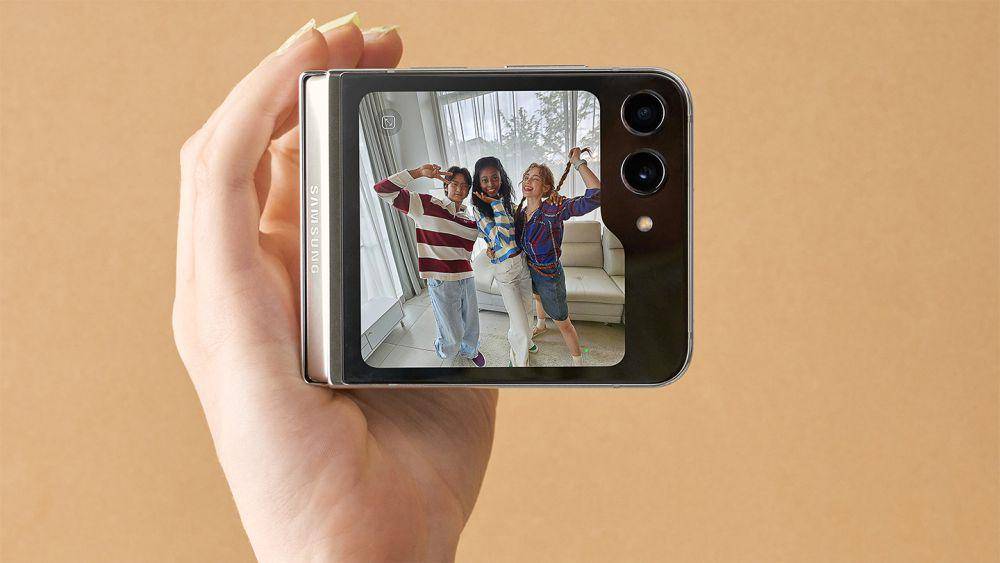 Galaxy Z Flip5 dilengkapi FlexCam dan mendukung pengguna mengeksplorasi angle lebih bebas (news.samsung.com)