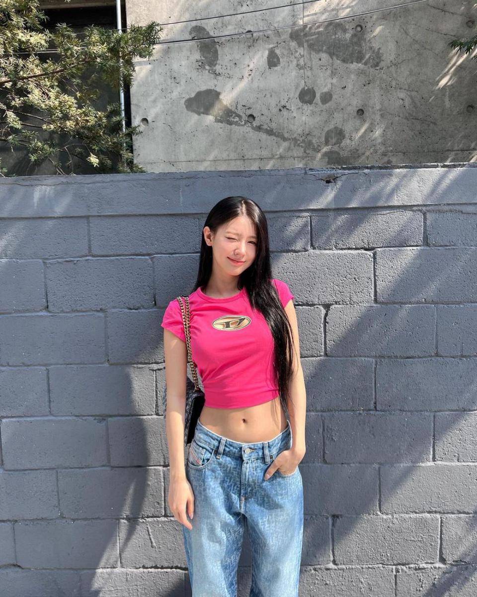 ide mix and match crop top ala miyeon (G)I-DLE (instagram.com/noodle.zip)