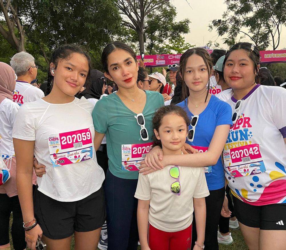 potret Ussy Sulistiawaty dan anak-anaknya mengikuti lari maraton sejauh 5 km (instagram.com/ussypratama)