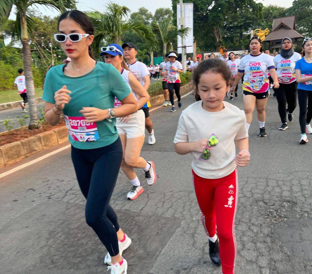 potret Ussy Sulistiawaty dan anak-anaknya mengikuti lari maraton sejauh 5 km (instagram.com/ussypratama)