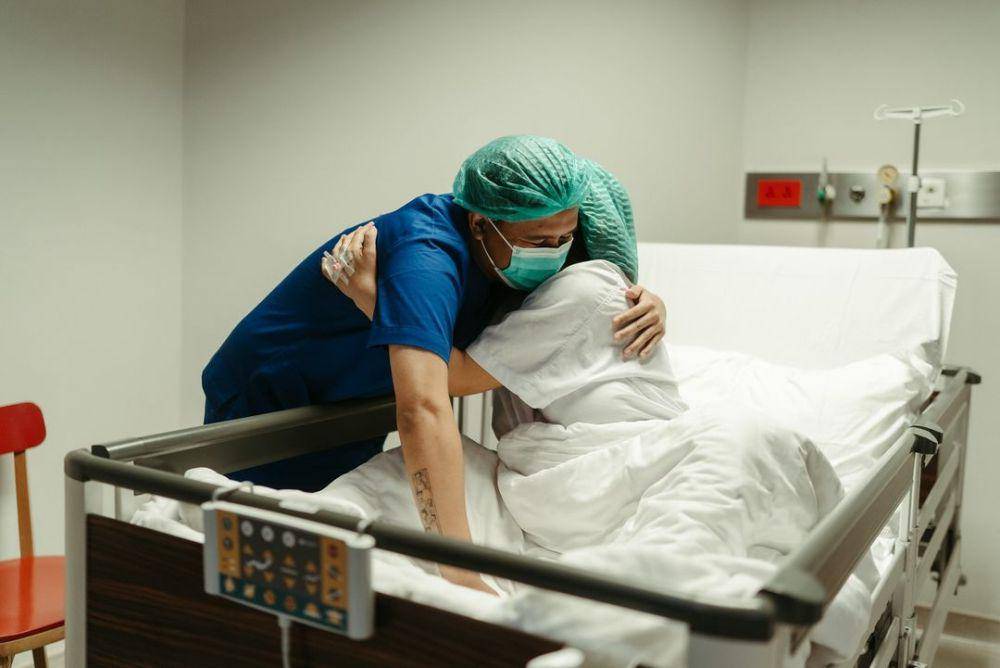 Joshua Suherman dampingi istri melahirkan. (instagram.com/clairineclay)
