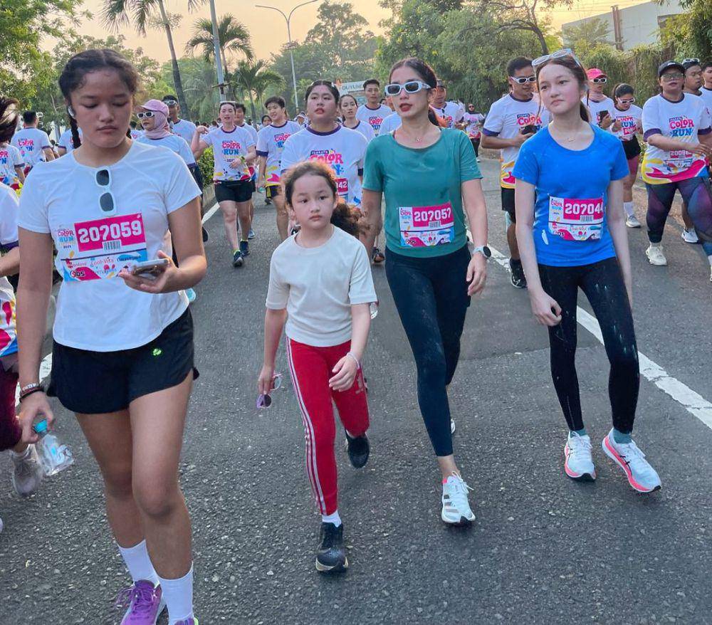 potret Ussy Sulistiawaty dan anak-anaknya mengikuti lari maraton sejauh 5 km (instagram.com/ussypratama)