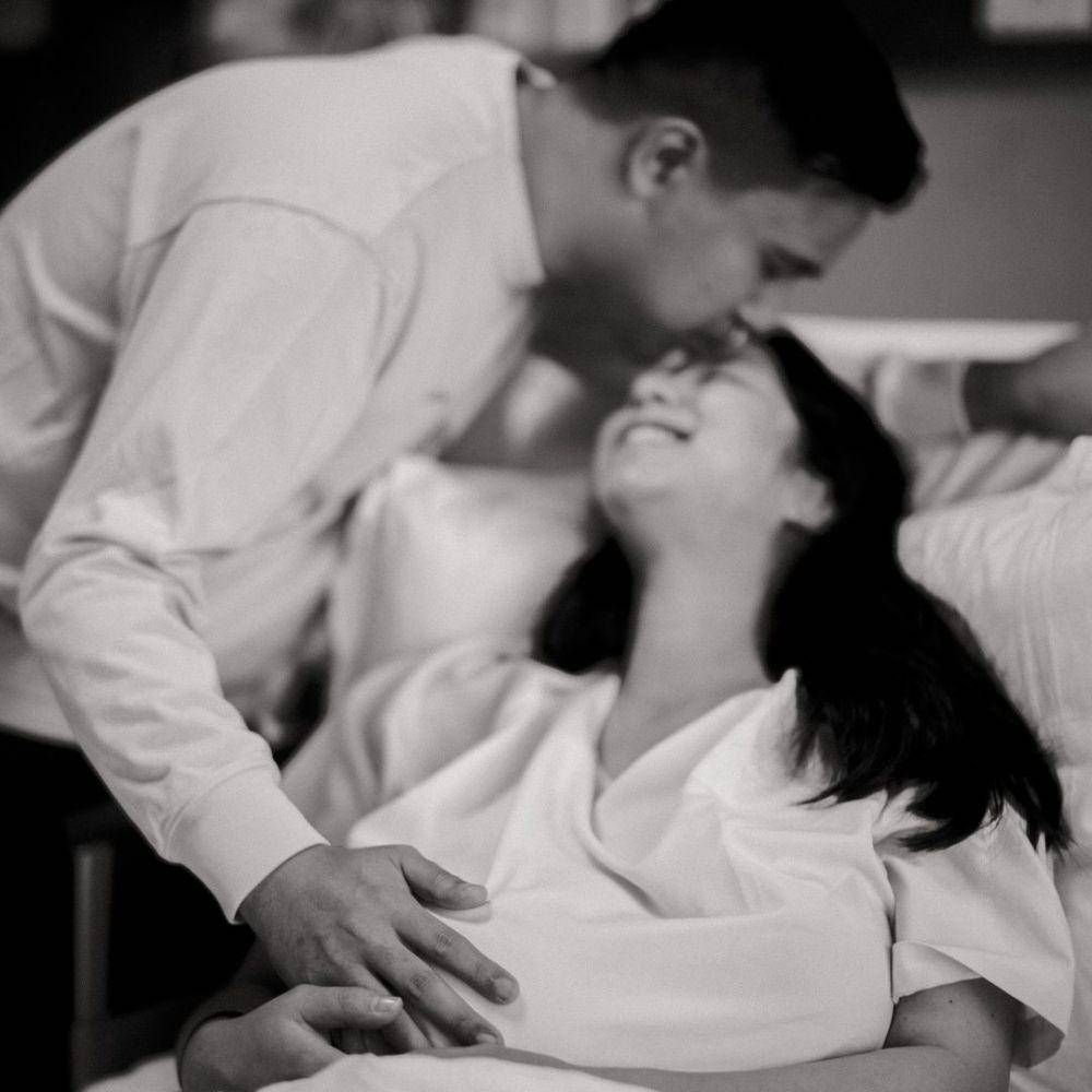 Joshua Suherman dampingi istri melahirkan. (instagram.com/e_blshlm)