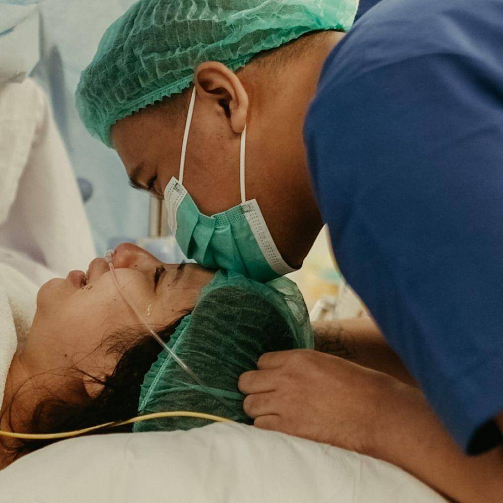 Joshua Suherman dampingi istri melahirkan. (instagram.com/e_blshlm)