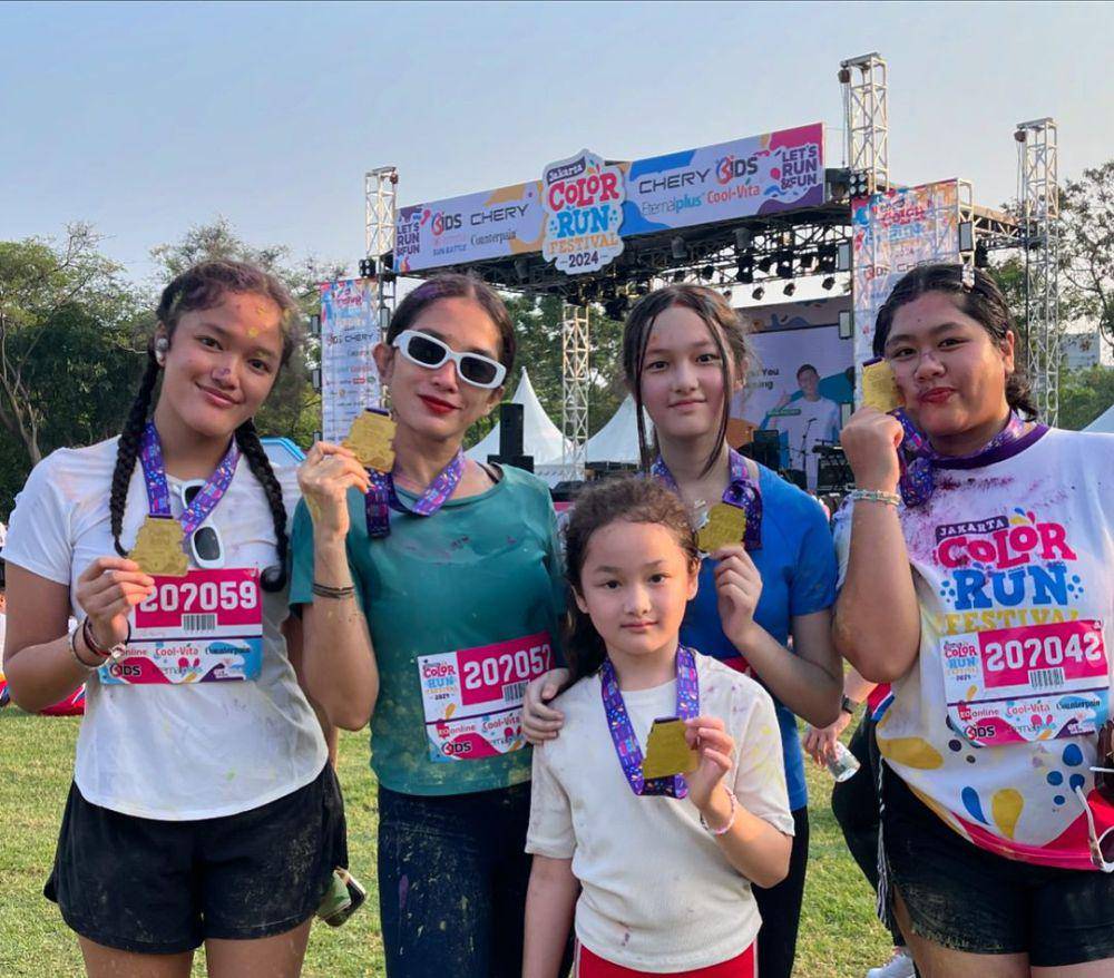 potret Ussy Sulistiawaty dan anak-anaknya mengikuti lari maraton sejauh 5 km (instagram.com/ussypratama)
