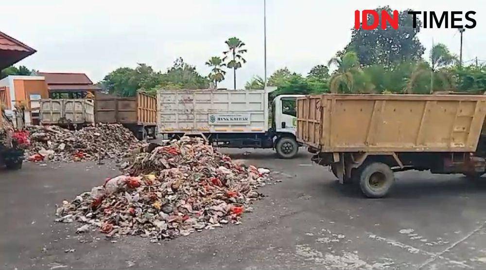 Sebanyak 4 dum truk sampah dibuang ke kantor bupati. (IDN Times/istimewa).