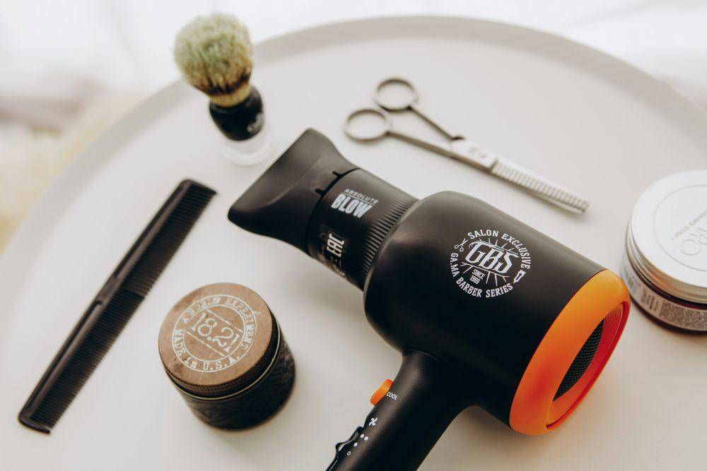 ilustrasi produk dan alat penataan rambut (unsplash.com/ Andrea Donato)