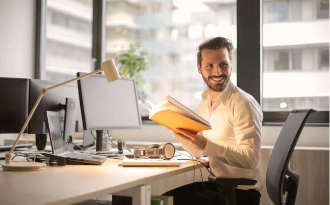 ilustrasi pekerja kantor membaca buku (pexels.com/olly)