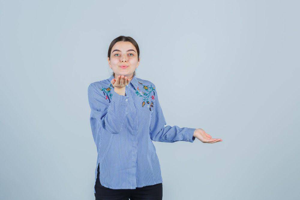 ilustrasi seseorang memakai blouse (freepik.com/8photo)
