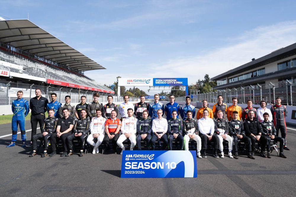 foto bersama para pembalap dan petinggi tim Formula E musim 2023/2024 (twitter.com/FIA)