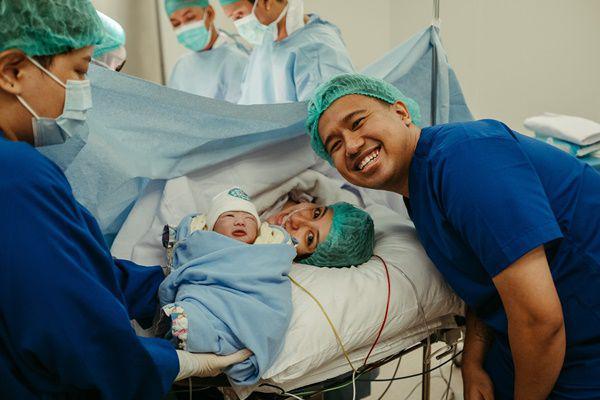 7 Potret Momen Persalinan Pertama Clairine Clay