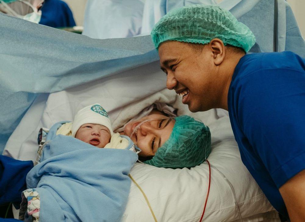 7 Potret Haru Joshua Suherman Dampingi Istri Melahirkan